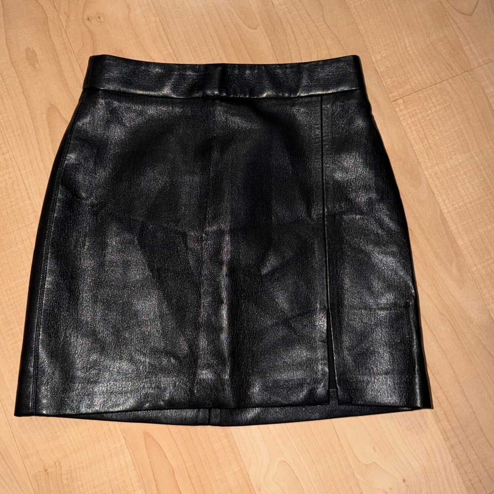 Aritzia Wilfred Patio High-waisted Vegan Leather black mini skirt 00